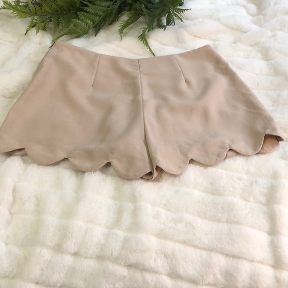 Monteau | High-Waisted Tan/Cream Scalloped Shorts - Picture 2 of 6